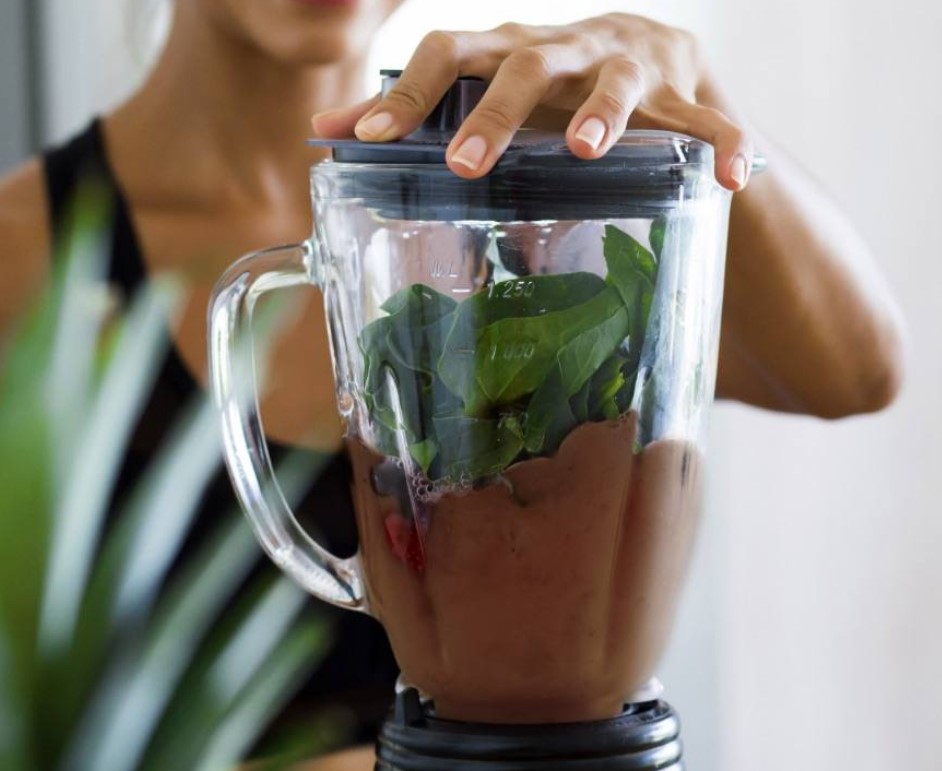 blood sugar support women making shake